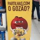 partilha la com ele
